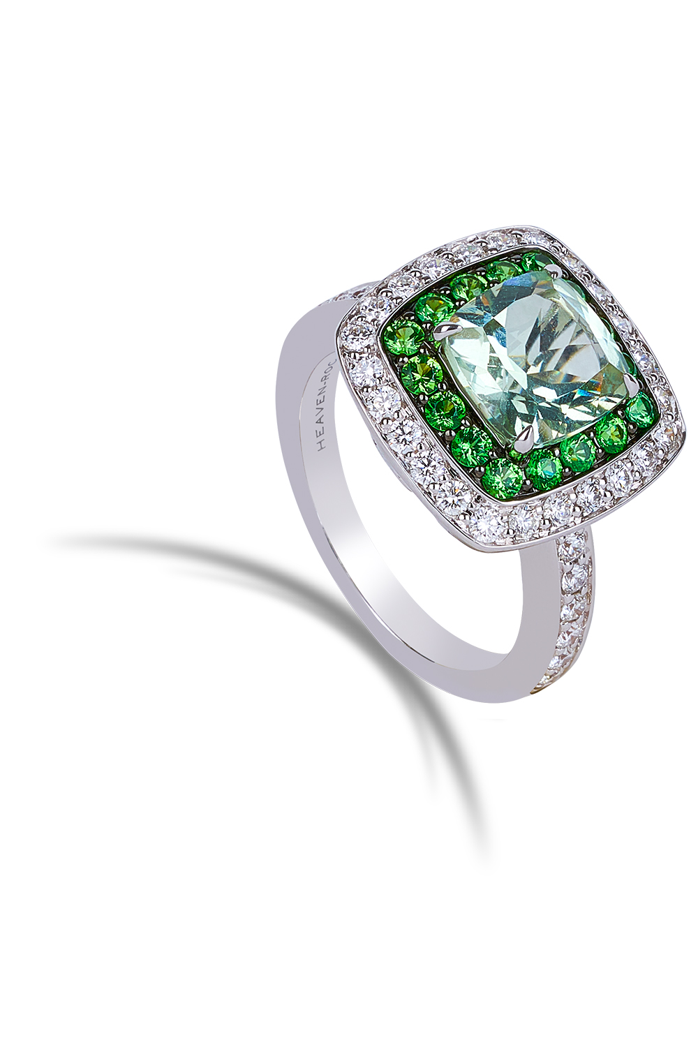 Packshot produit d'une bague avec diamant vert sur fond blanc